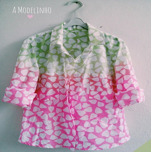 blusa verde e rosa